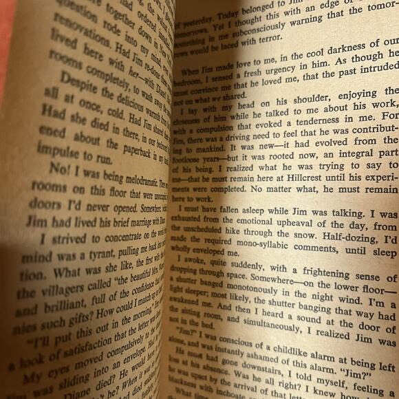 Evil At Hillcrest by Julie Ellis 1971 First Printing Avon Books Paperback Gothic - Picture 6 of 8